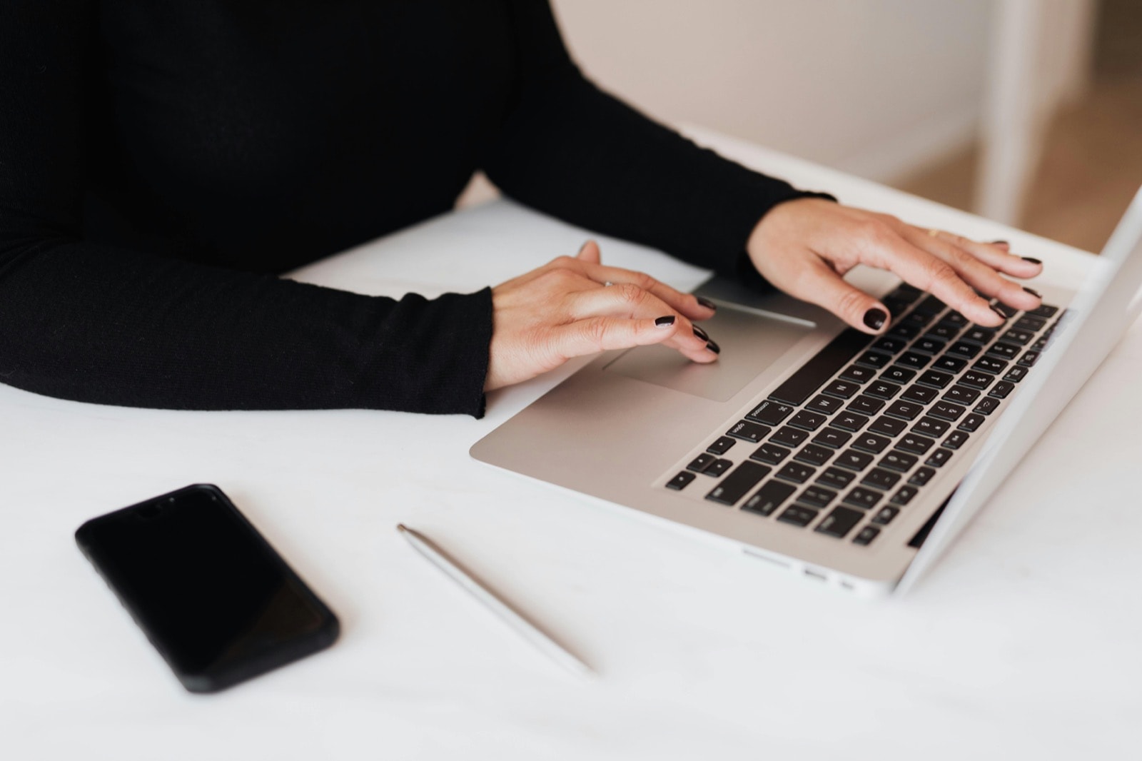 Ruke tipkaju na laptopu, poslovni trenutak